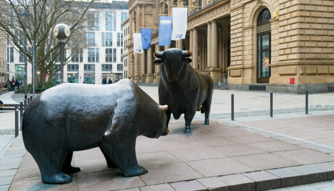 Bull and bear sculpture in front of historic Frankfurt Stock Exchange building